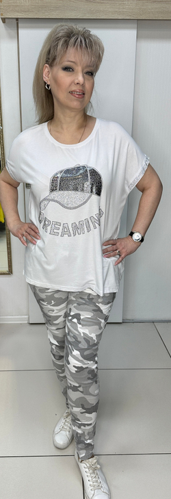 Белый блузон-футболка с принтом блестящей кепки