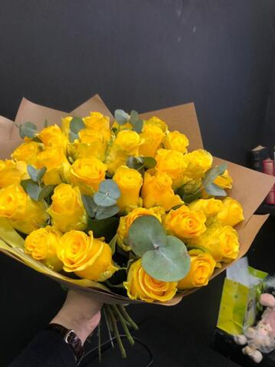 Монобукет из 31 розы с эвкалиптом