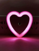 Светодиодный ночник с датчиком света LED, розовый с включением от розетки