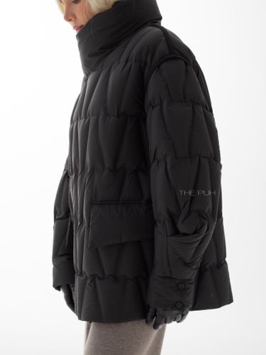 Удлиненный пуховик черного цвета на косой молнии