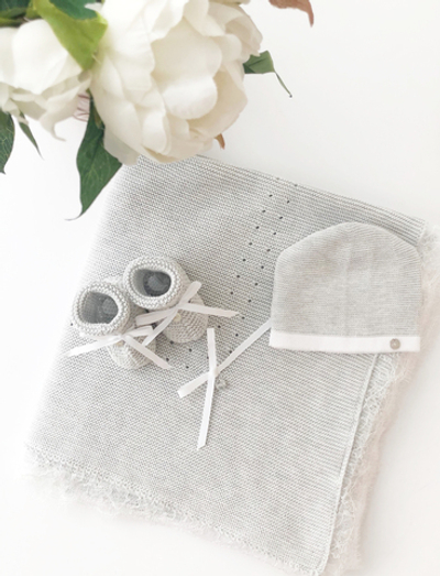 Подарочный набор: плед с кружевом, шапочка и пинетки (Серый)