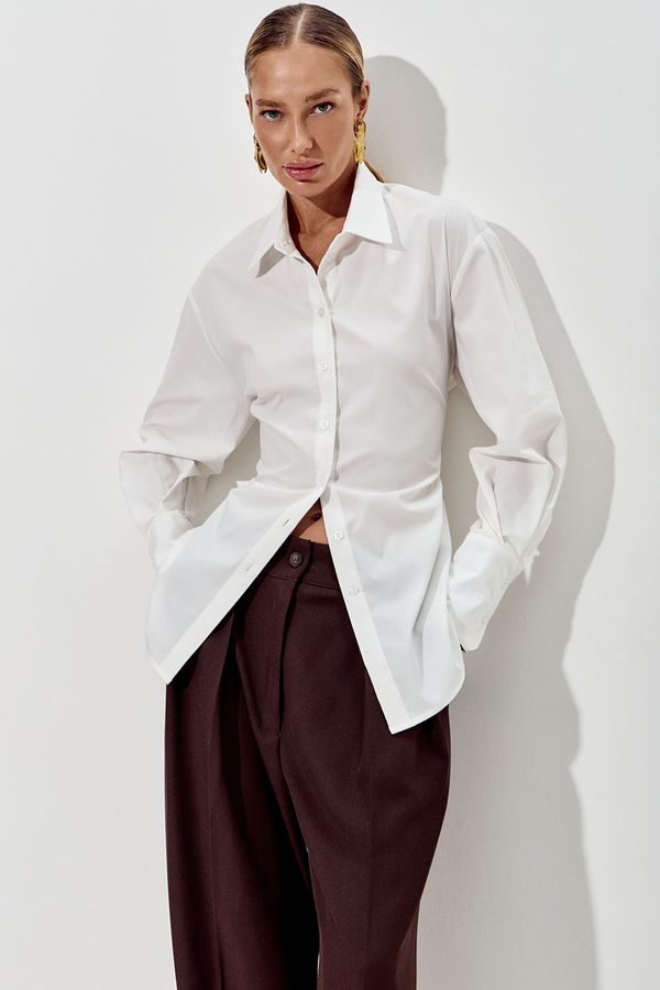 Приталенная рубашка из хлопка кремового цвета