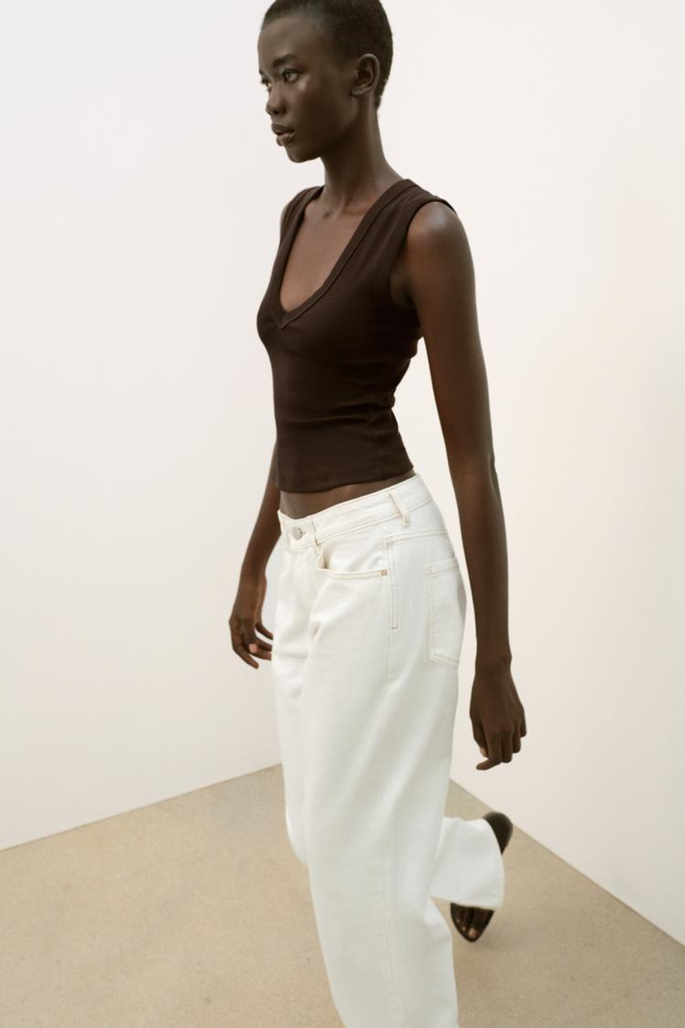 ZARA ХЛОПКОВАЯ ФУТБОЛКА С V-ОБРАЗНЫМ ВЫРЕЗОМ, КОРИЧНЕВЫЙ