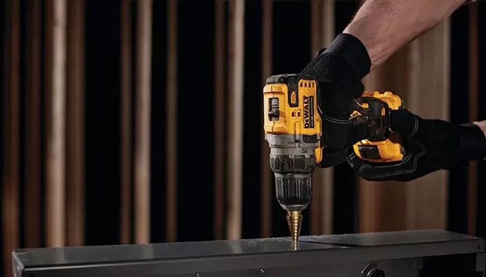 Дрель-шуруповерт Dewalt 12 В XR с набором из 4-х насадок DCD703NT