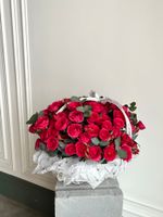 Цветочная корзина из розовых кустовых роз и эвкалипта размер M