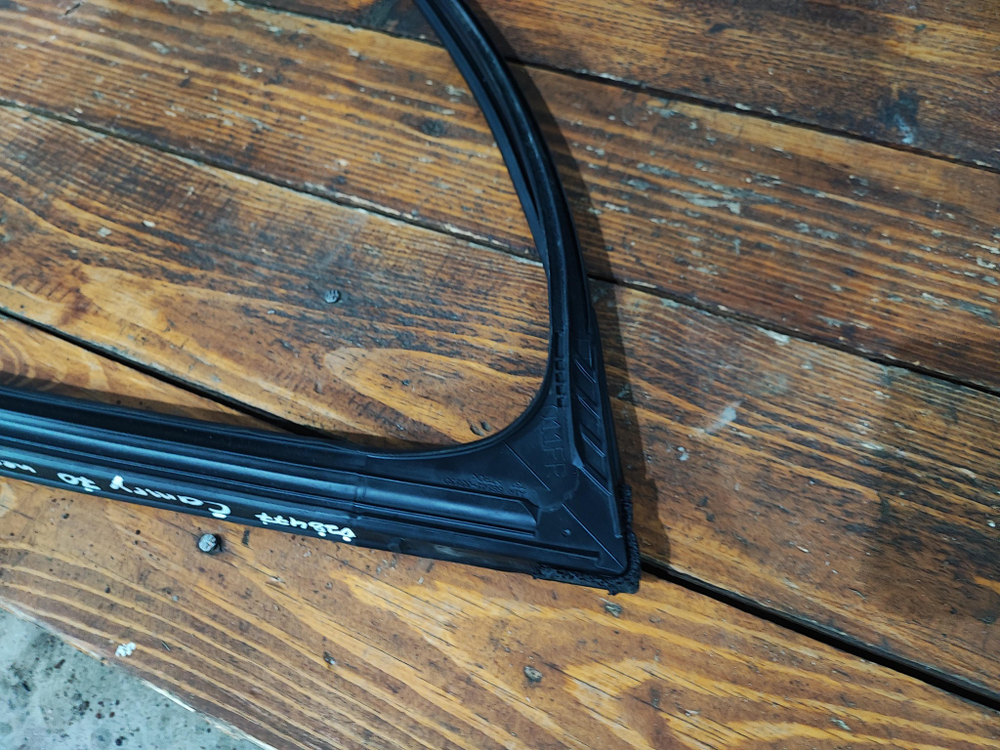 Уплотнитель стекла двери передней правой Toyota Camry (XV70) 17-нв Б/У Оригинал 6814133130