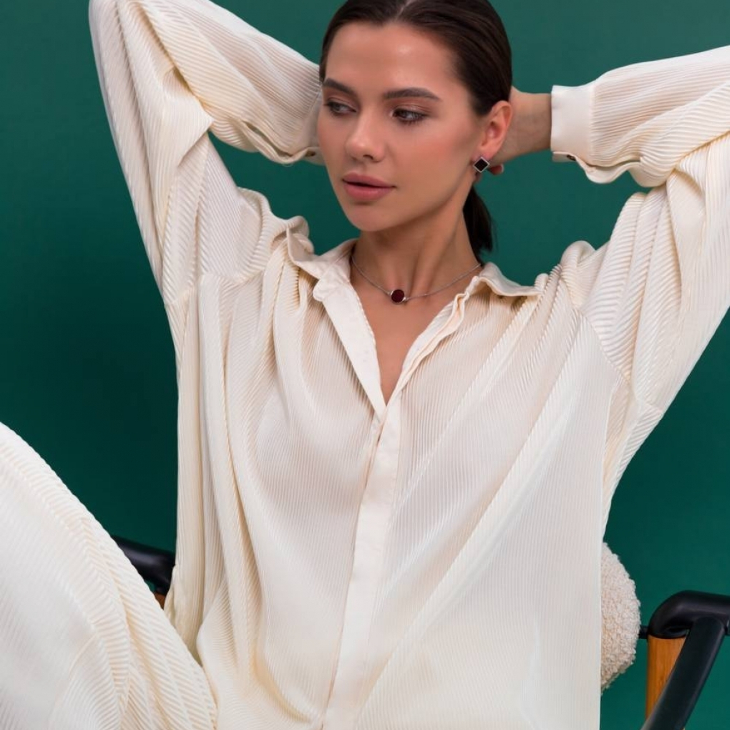 Колье Круг с вишневым янтарем