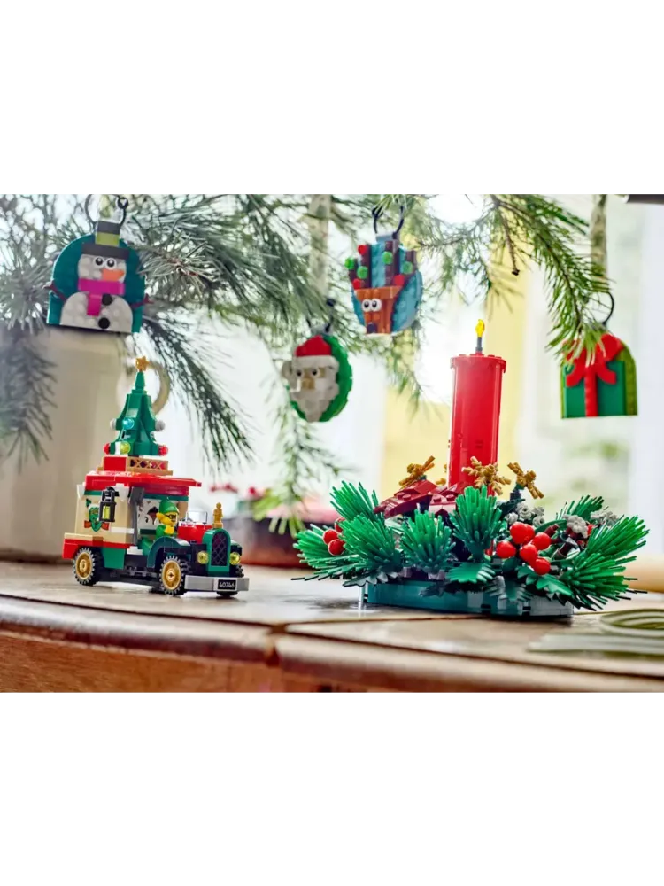 Конструктор новогодний 40746 Грузовик Санта-Клауса