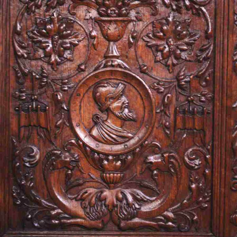 Резная скамья в Рыцарском стиле