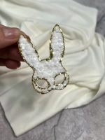 Брошь зайчик из эпоксидной смолы