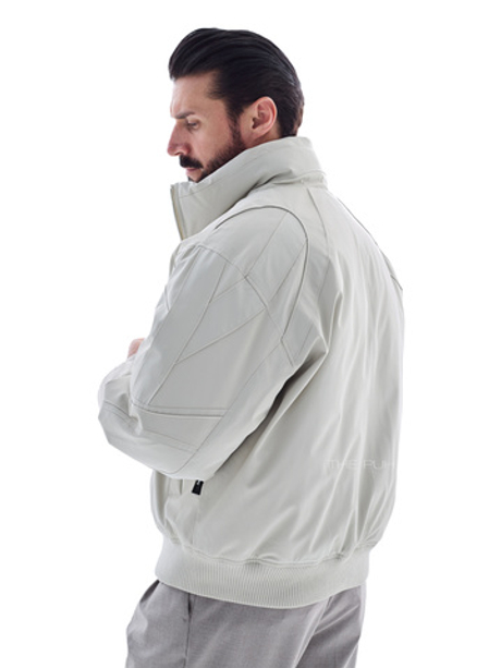 Серый утепленный бомбер с декоративными швами