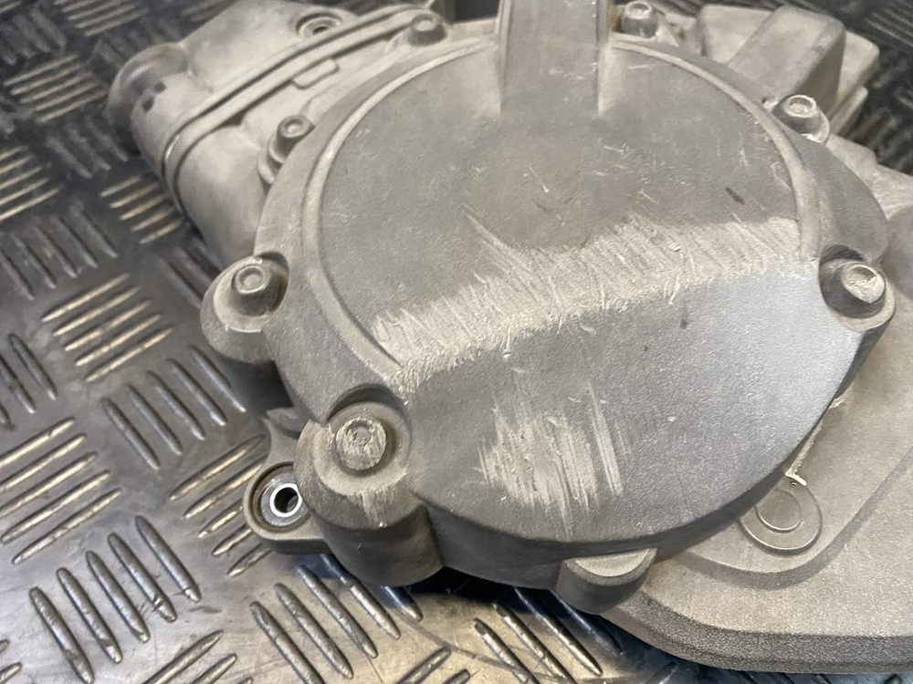 Пластик двигателя левый Suzuki GSR400 (GK7DA)