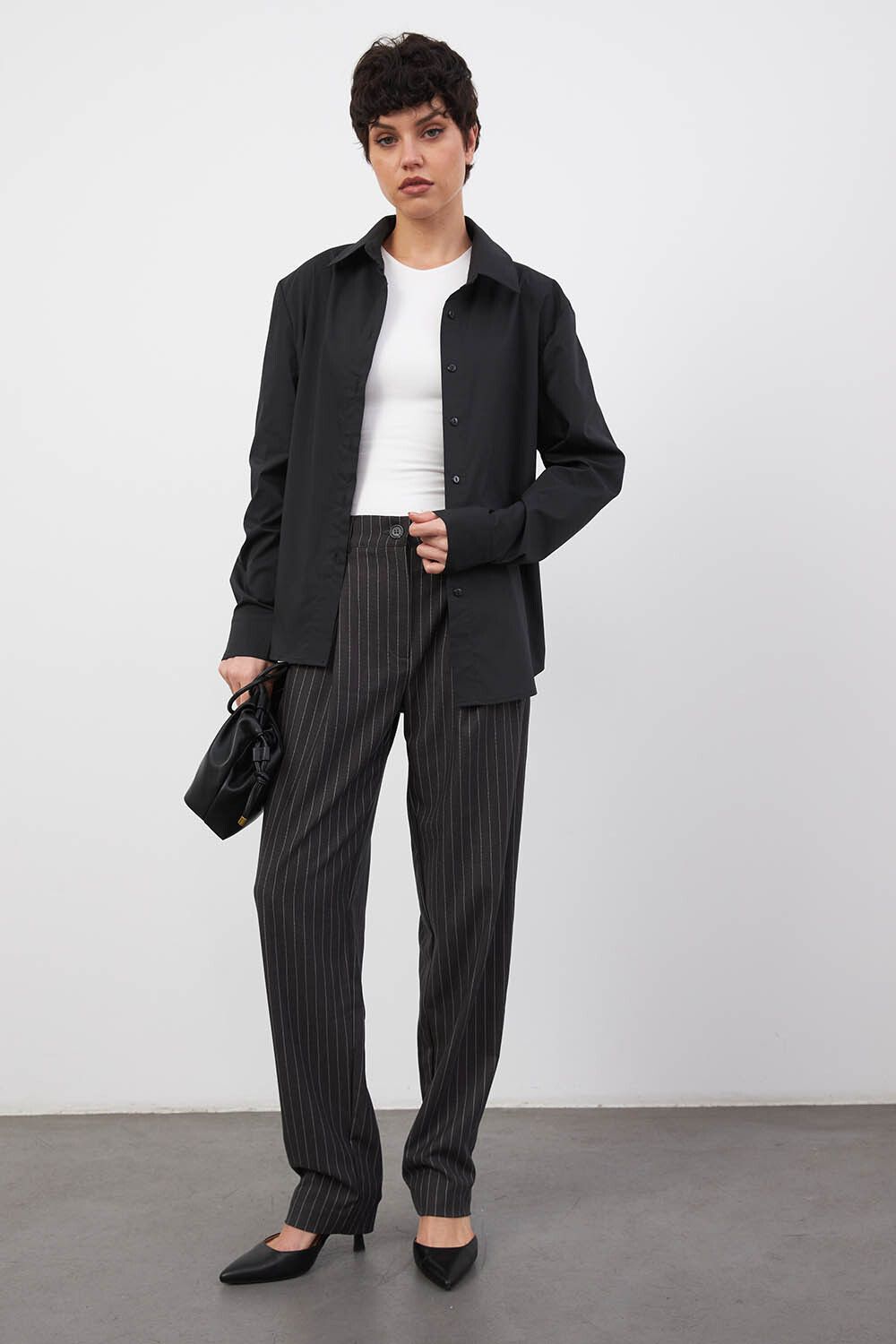 Свободная базовая рубашка из хлопка цвета антрацит