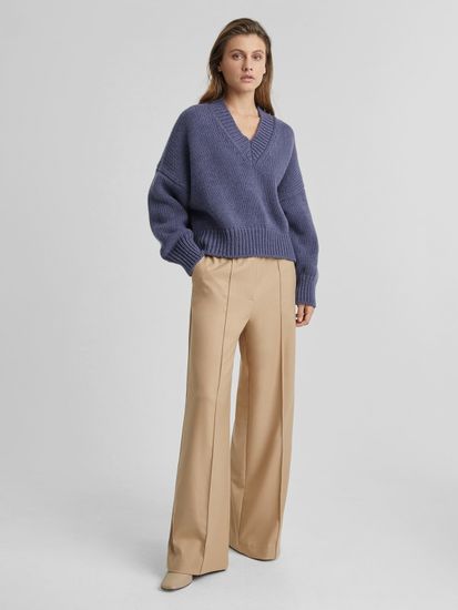 AIM  крупной вязки с V-образным вырезом. Цвет синий. 50% шерсть мериноса.