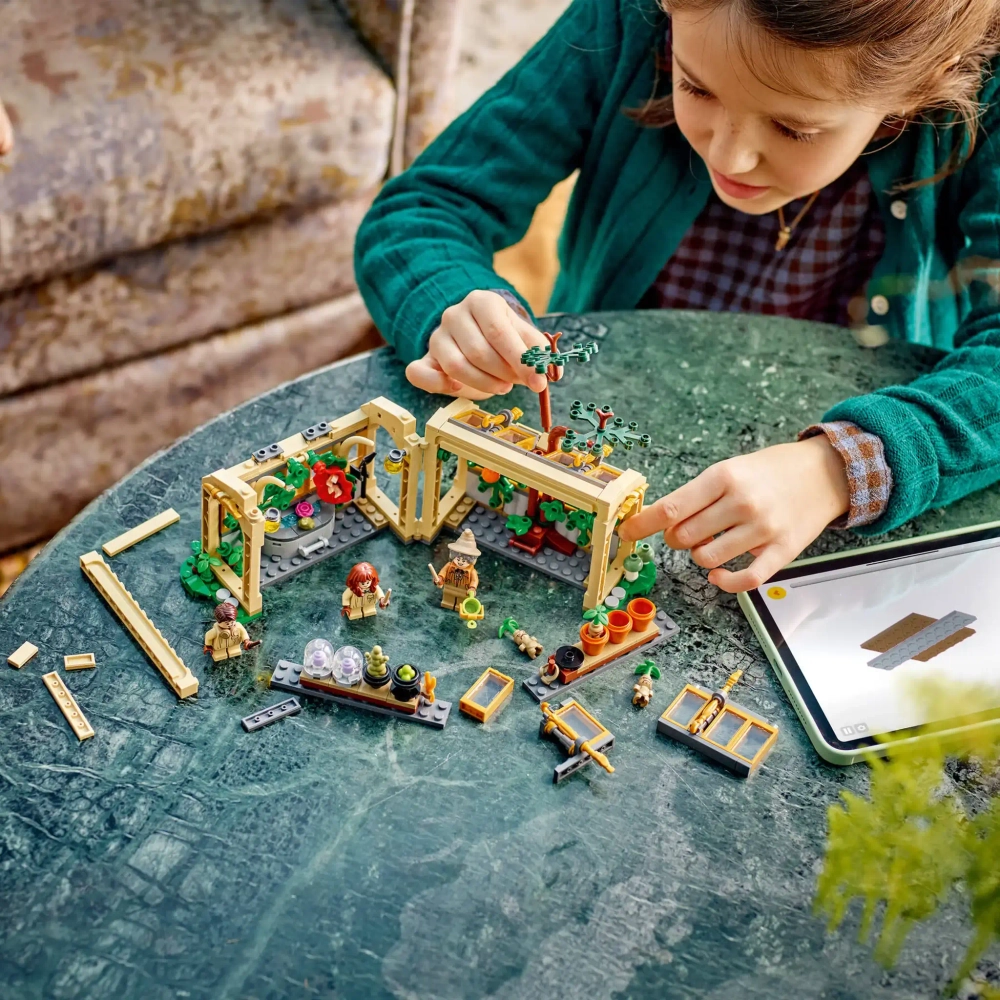 Конструктор LEGO Harry Potter 76445 Замок Хогвартс: Урок гербологии