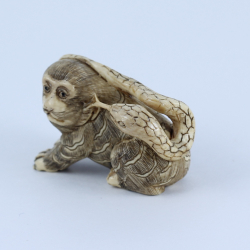 Нэцкэ Обезьяна и змея (мамонт)