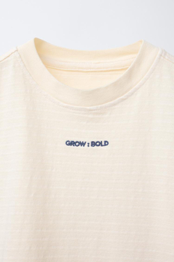 ZARA ФУТБОЛКА ИЗ РЕЛЬЕФНОЙ ТКАНИ С ВЫШИТОЙ НАДПИСЬЮ, ЭКРЮ