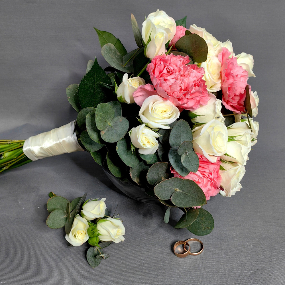 Букет невесты и бутоньерка из роз и диантусов