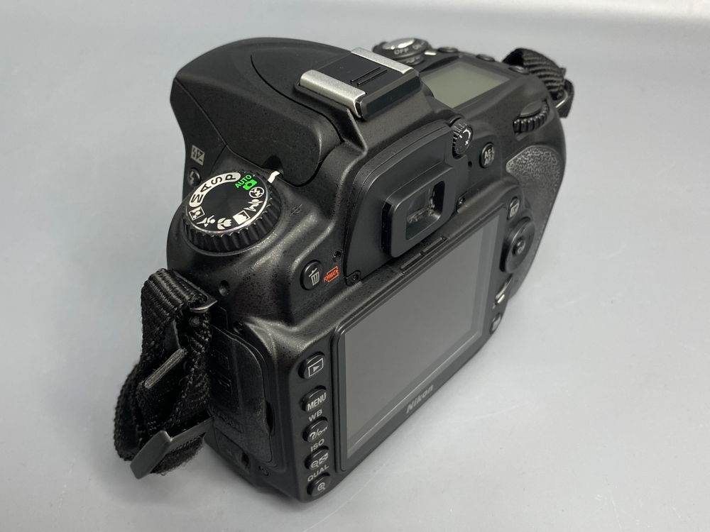 Nikon D90, зеркало не фиксируется