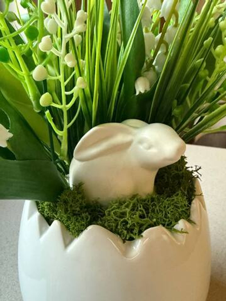 Композиция "Ландыши с кроликом" из искусственных цветов высота 35 см