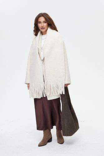 Укороченное пальто с шарфом в молочном цвете