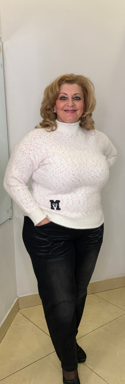 Белый  меланжевый свитер с ворсинками