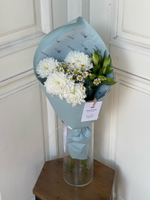 Кулек с хризантемой, ромашкой и альстромерией в голубой упаковке