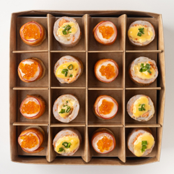 Бокс канапе с дальневосточным лососем и рулетиками из креветок с семгой