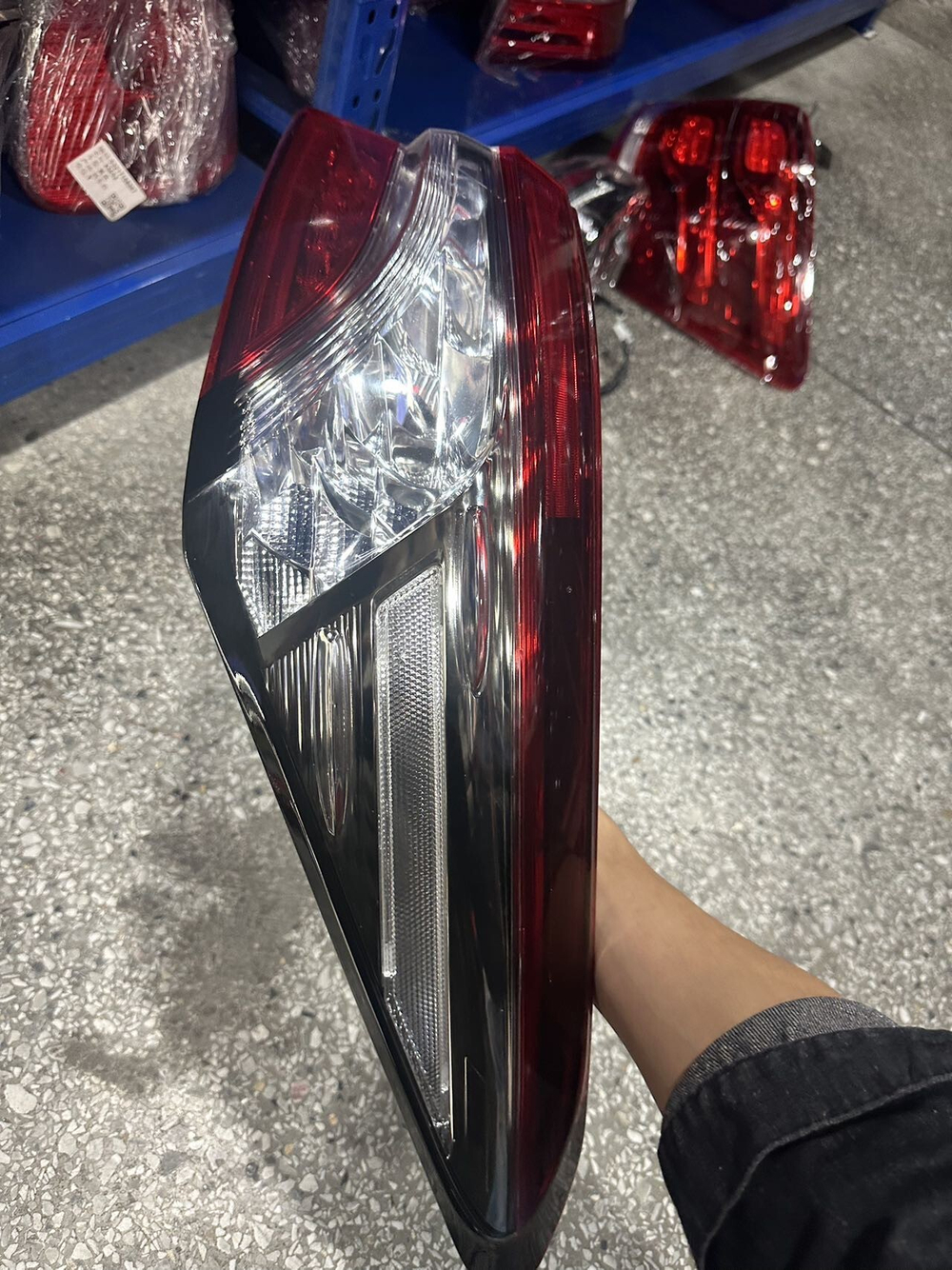 Задний левый или правый фонарь (Tail light) Toyota Camry оригинал