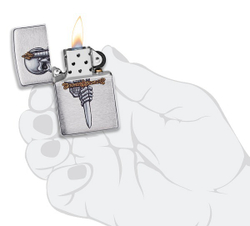 Зажигалка Zippo Sword Skull Desig с покрытием Brushed Chrome, латунь/сталь, серебристая, 38x13x57 мм