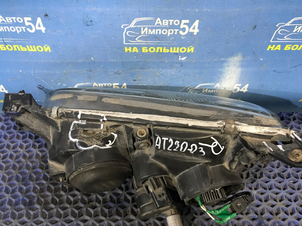 Фара передняя правая TOYOTA AVENSIS 1999