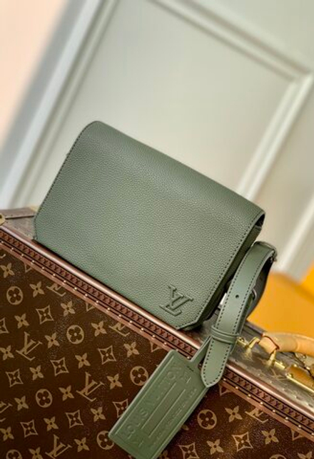 Louis Vuitton Takeoff Messenger