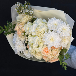 Букет из гортензии, хризантем, кустовых роз и зелени