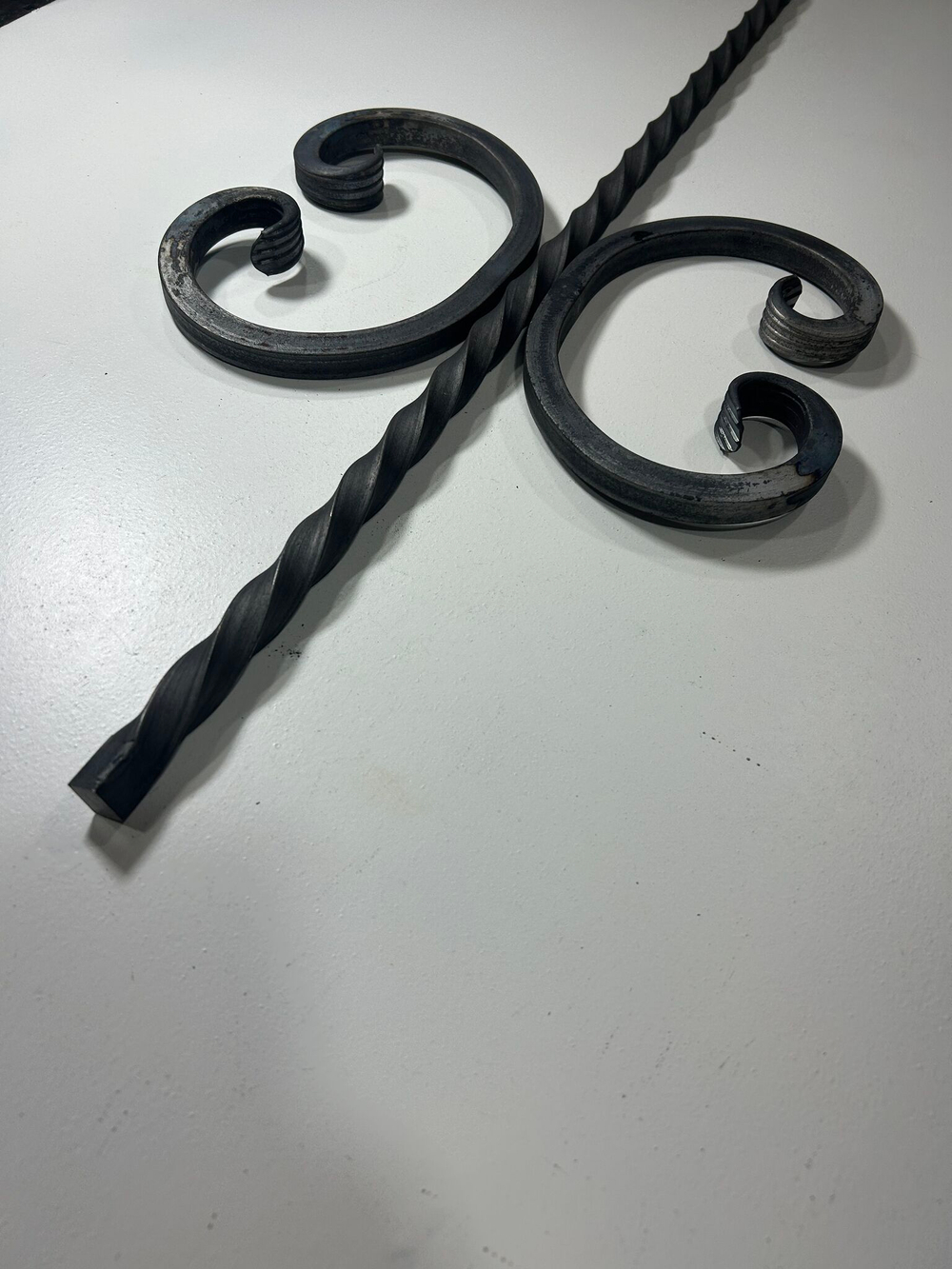 Кованый элемент вензель 130х230мм квадрат полнотелый 14х14мм