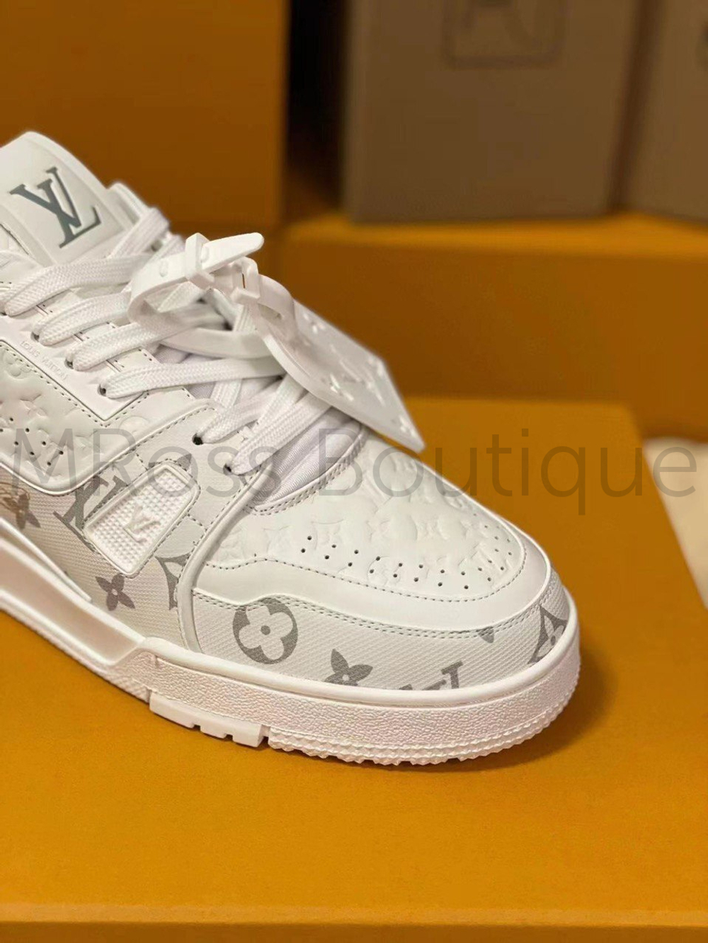 Белые кроссовки LV Trainer