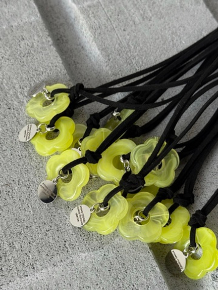 Подвеска цветочек в ярко-желтом цвете