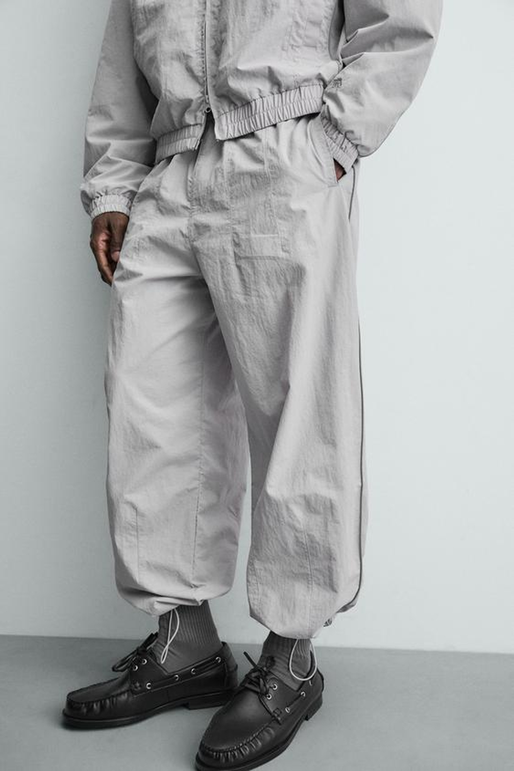 ZARA ДЖОГГЕРЫ ИЗ ВЫСОКОТЕХНОЛОГИЧНОЙ ТКАНИ С КОНТРАСТНЫМИ ПОЛОСАМИ, СВЕТЛО-СЕРЫЙ