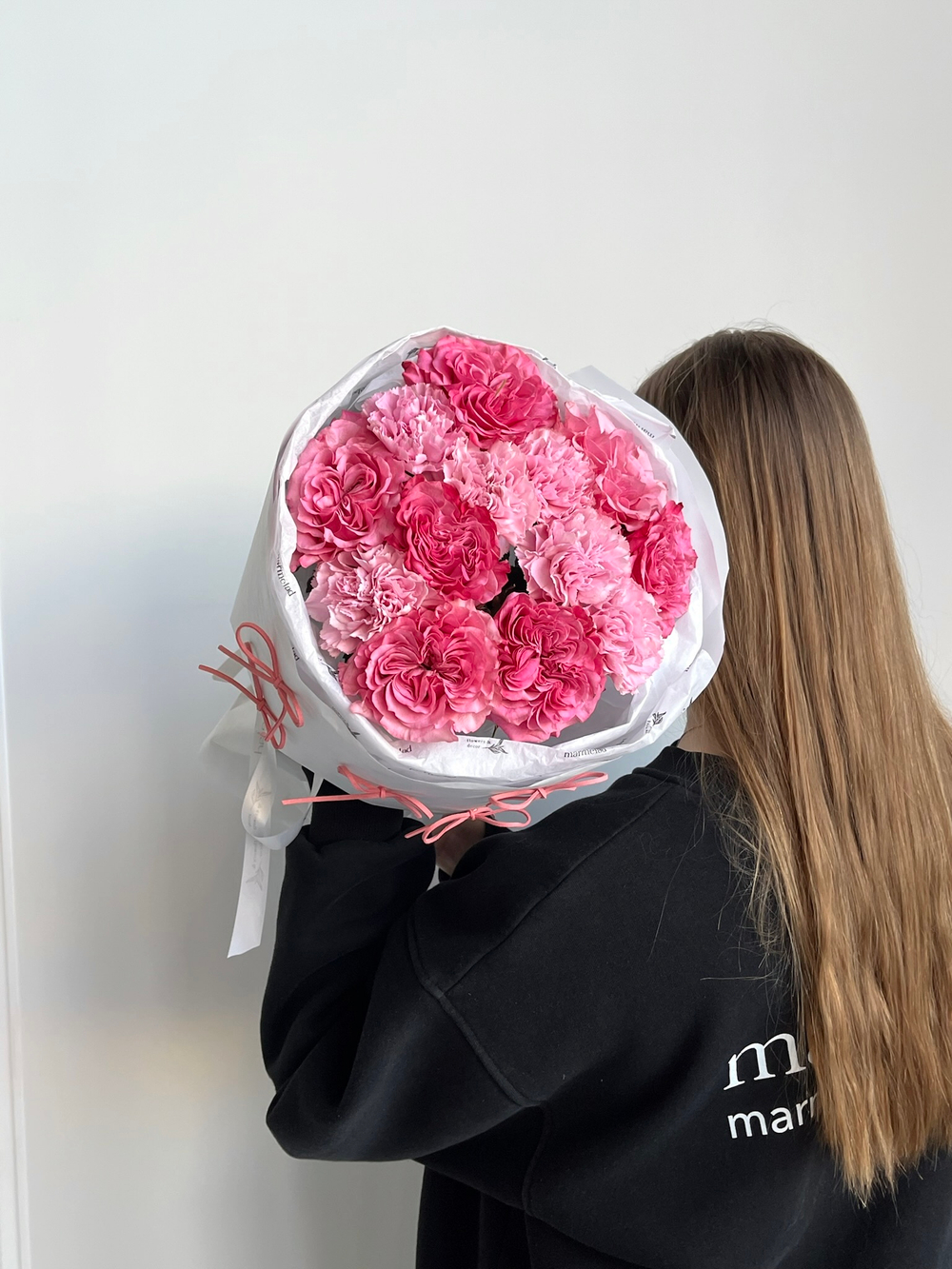 предзаказ - сборный букет из роз Кантри и диантусов в лимитированной упаковке размер S