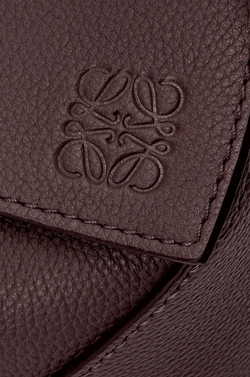 Loewe Маленькая сумка Puzzle Edge из мягкой зернистой телячьей кожи, темно-каштановый