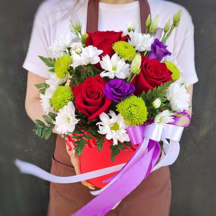 Композиция с розами в шляпной коробке