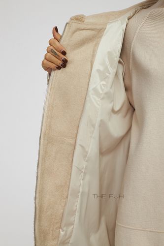 Бежевый пуховик с отделкой из овчины