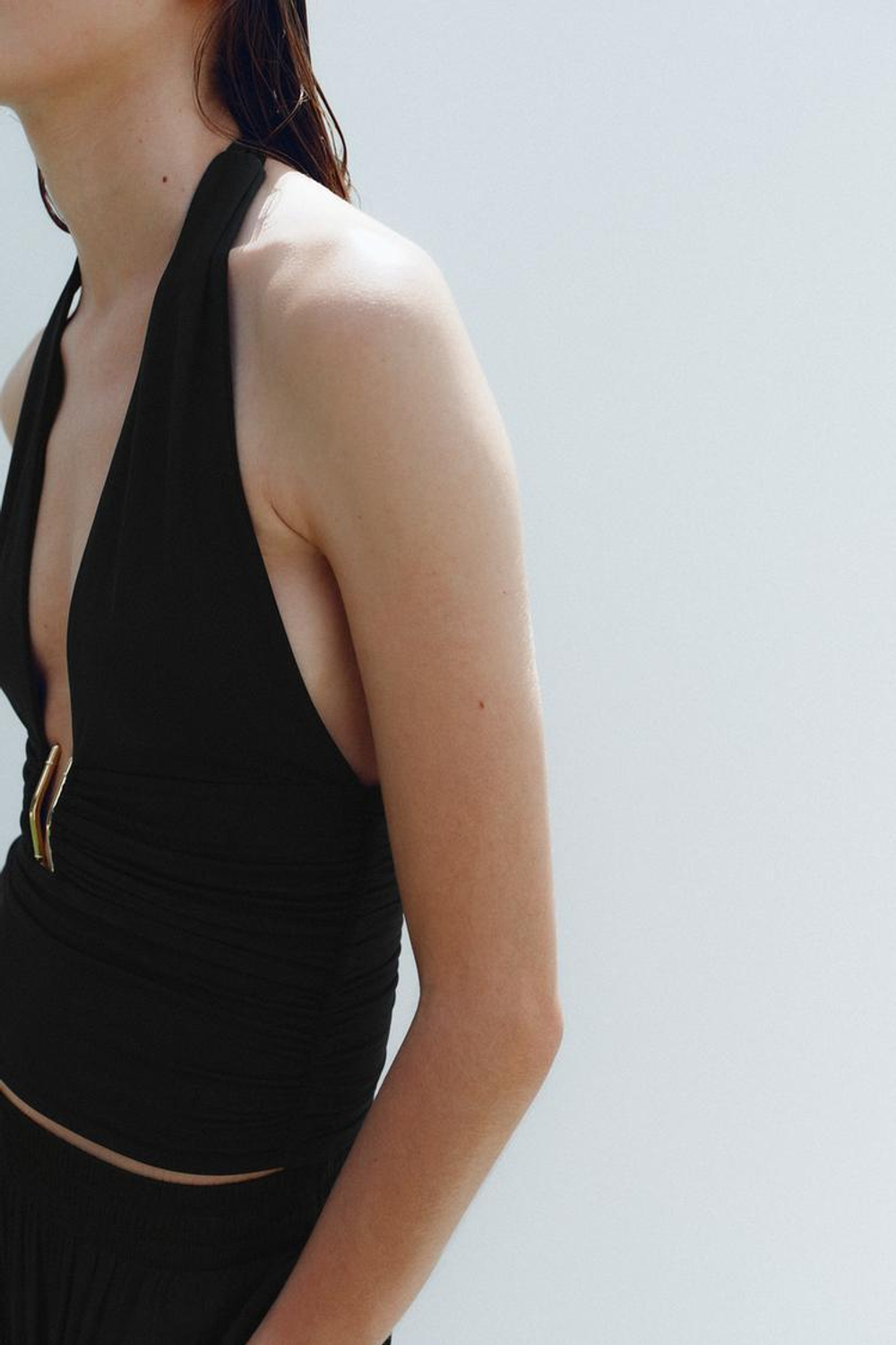 ZARA ТОП С ДРАПИРОВКОЙ И ГОРЛОВИНОЙ ХАЛТЕР, ЧЕРНЫЙ