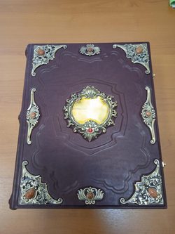 Подарочная родословная книга "Ювелирная" из натуральной кожи, с накладкой (бордовая)