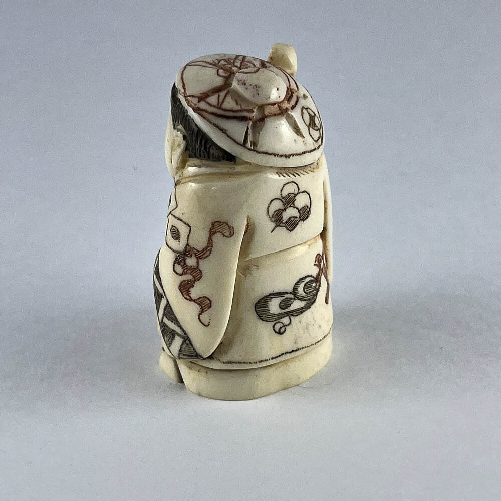 Статуэтка нэцкэ Молодой монах с флейтой