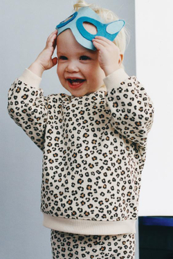 ZARA КОМПЛЕКТ ИЗ ТОЛСТОВКИ И ЛЕГИНСОВ С АНИМАЛИСТИЧНЫМ ПРИНТОМ, ЭКРЮ