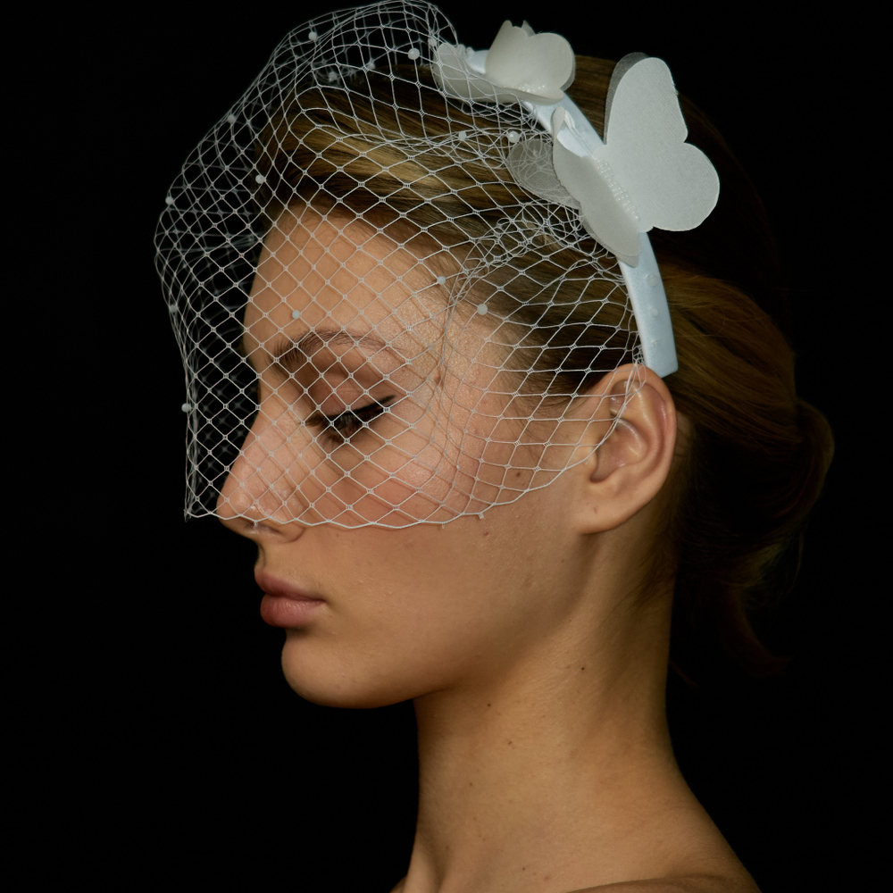 Вуаль с белыми шелковыми бабочками