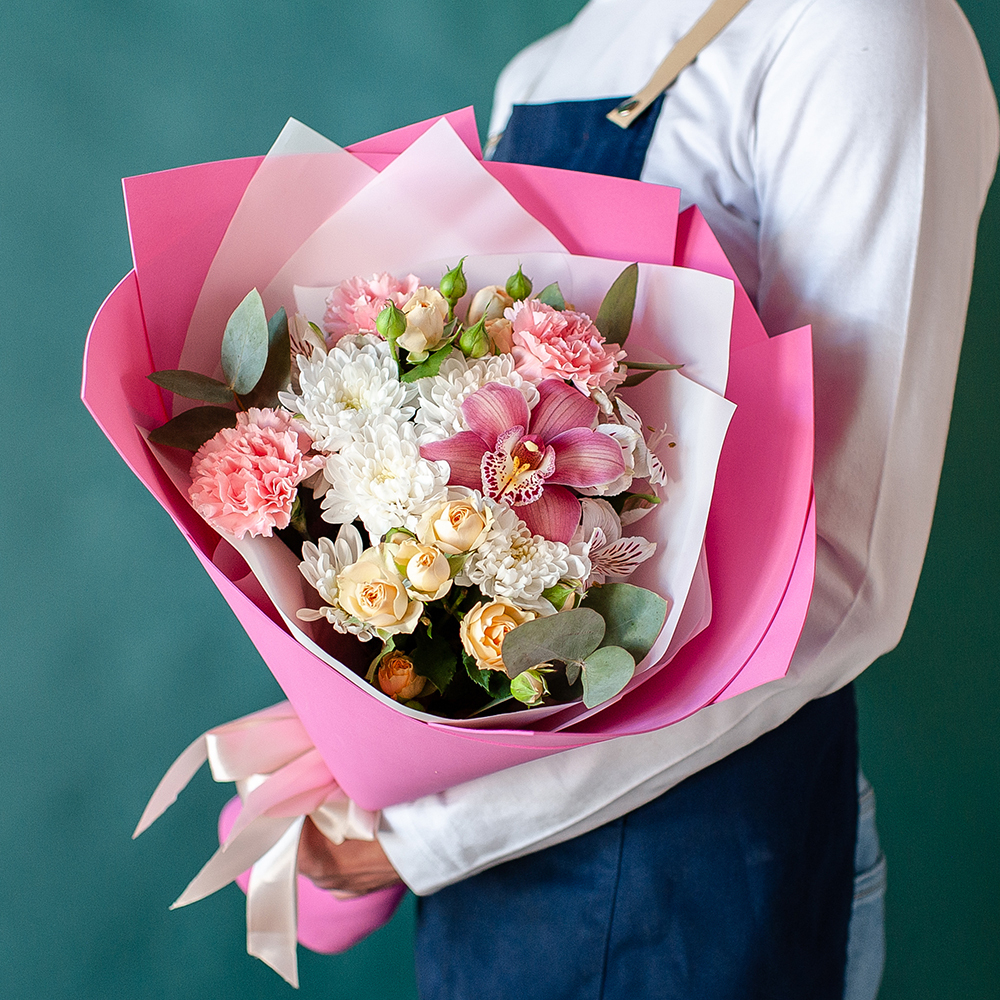 Нежный букет с диантусами и орхидеей