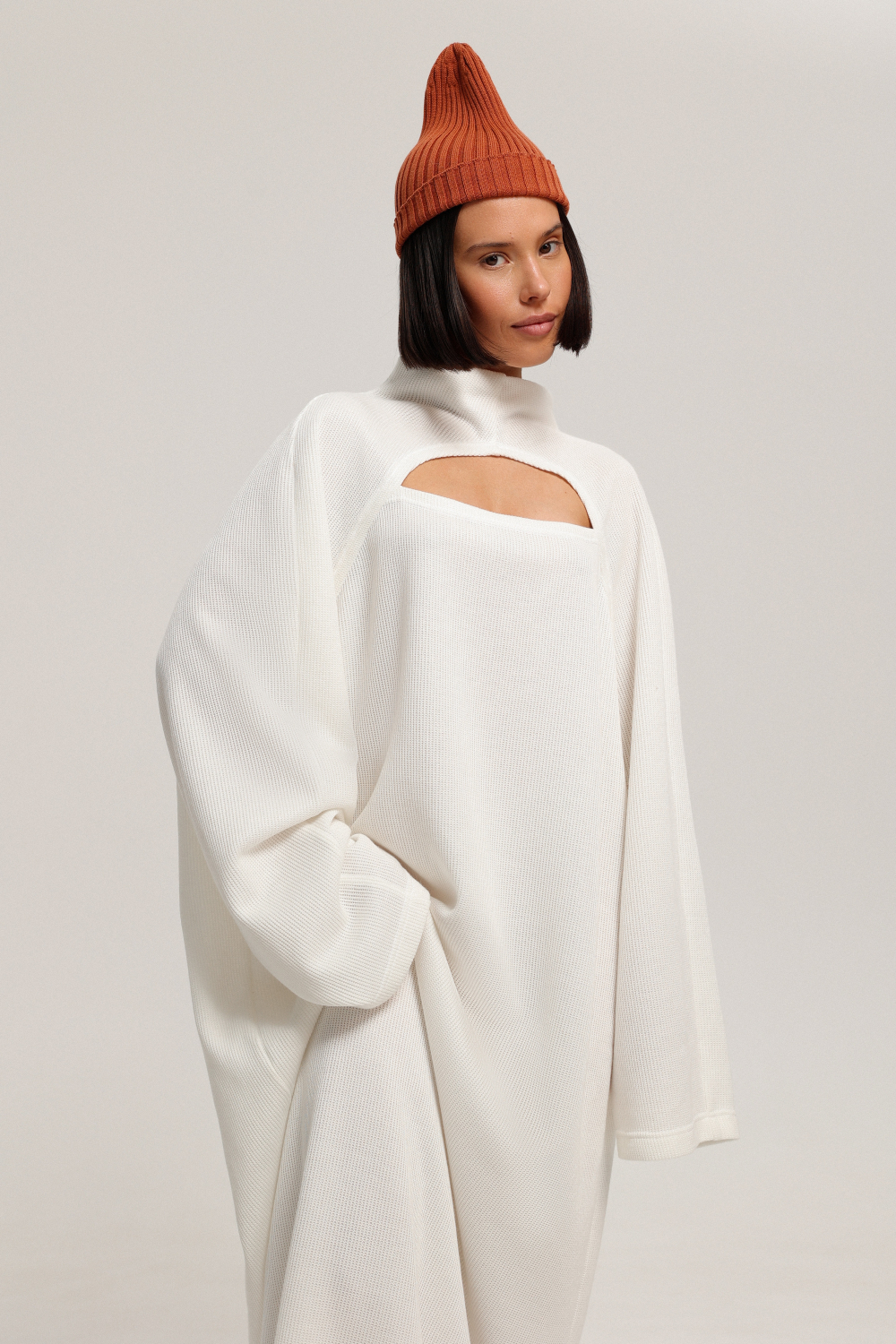 Платье с вырезом на груди макси