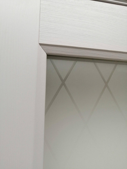 Межкомнатная дверь Неоклассик 33 Grey Wood (Грей Вуд), Браво стекло White Сrystal , структура дерева  Браво