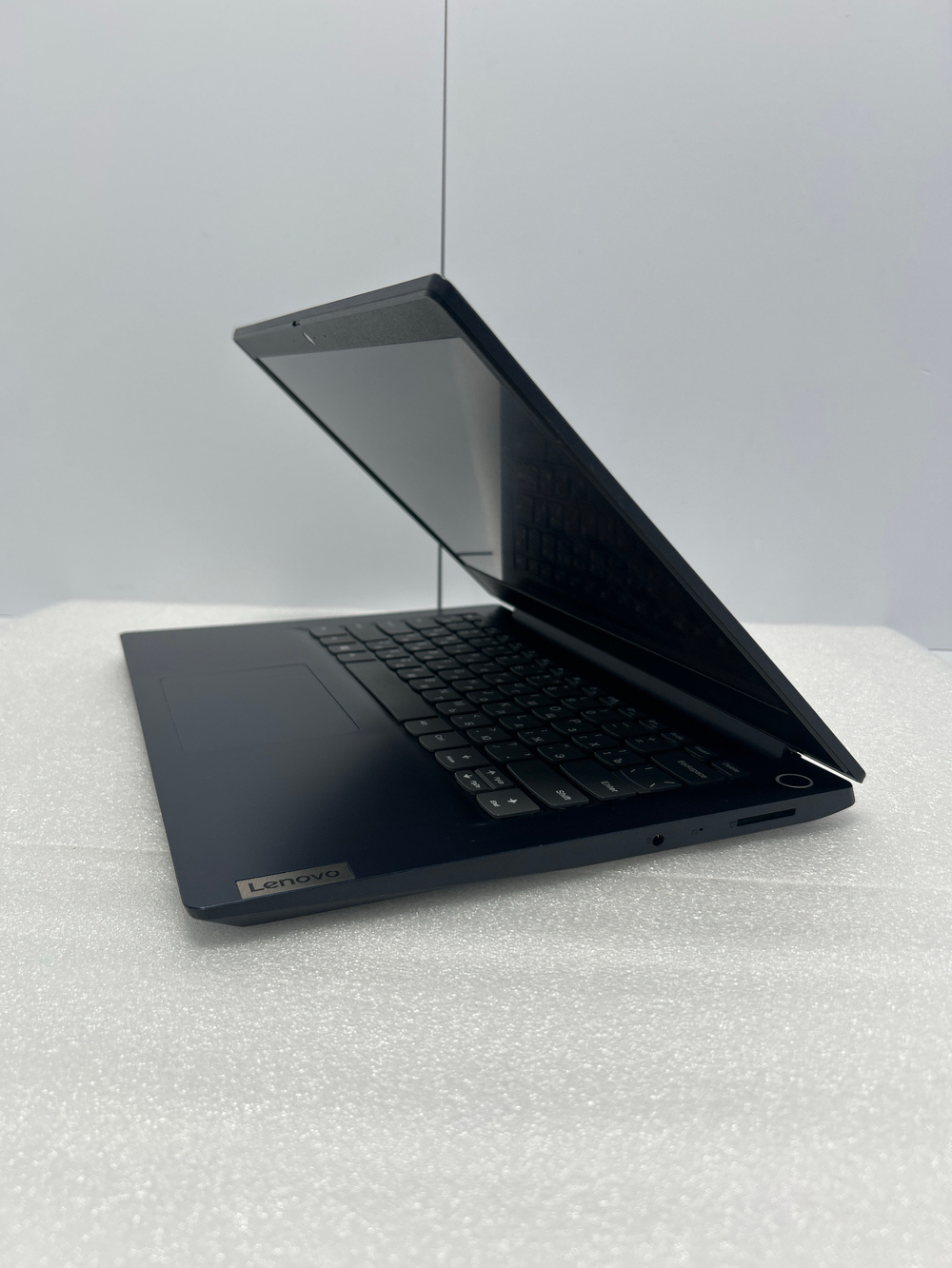 Ноутбук Lenovo IdeaPad 3 14ADA05 (81W000FXRU) 14.0"/AMD Ryzen 5 3500U/RAM 8GB/SSD 256GB/AMD Radeon Vega 8/1920*1080/TN/Windows 11/Подсветка кл-ры: нет/синий. Состояние: Уценка/небольшой след. на матрице от клавиатуры